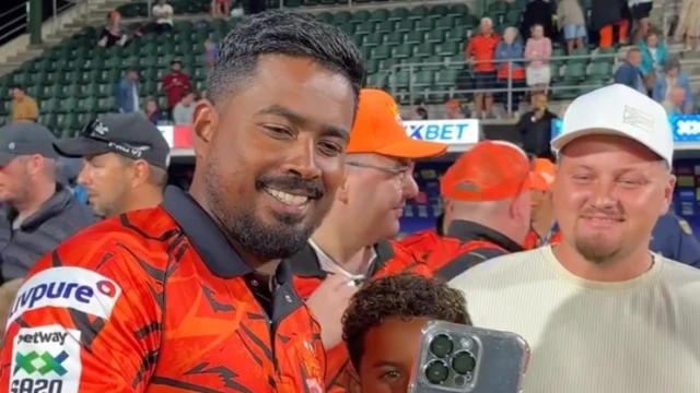 තරිඳු රත්නායක දකුණු අප්රිකානු ක්රිකට් ලෝලීන් පිරිසක් සමග