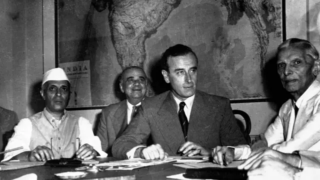 محمد علي جناح (يمين) واللورد ماونتباتن (وسط) وبانديت نهرو (أحد زعماء حركة الاستقلال في الهند) يناقشون تقسيم الهند البريطانية عام 1946.