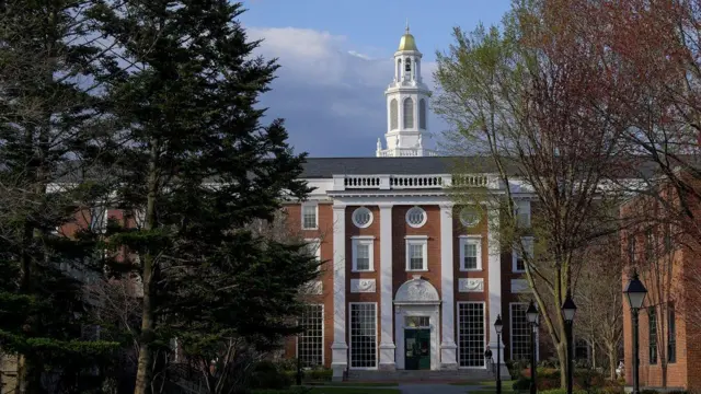 Fachada de prédio da Universidade de Harvard