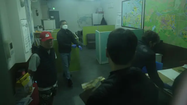  3일 경찰이 이재명 대표를 공격한 60대 남성 김모씨의 충남 아산 배방읍에 위치한 공인중개사무소를 압수수색하고 있다