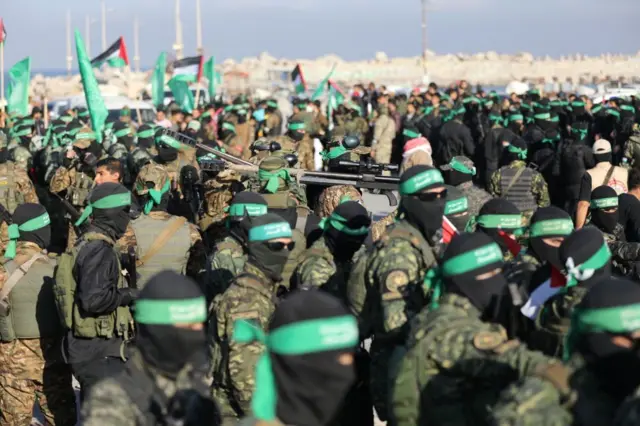 حضور اعضای گردان‌های عزالدین قسام، شاخه نظامی حماس، مجهز به تسلیحات و با خودروهای ویژه در جریان عملیات انتقال گروگان‌های اسرائیلی حاضر شدند که واکنش‌های گسترده‌ای به دنبال داشت