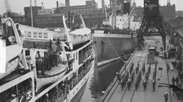 Kapal dari Indonesia yang membawa tentara KNIL Maluku tiba di Rotterdam, Belanda pada 1951.