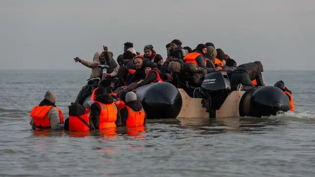 Migrantes se amontoam em barco para cruzar o mar
