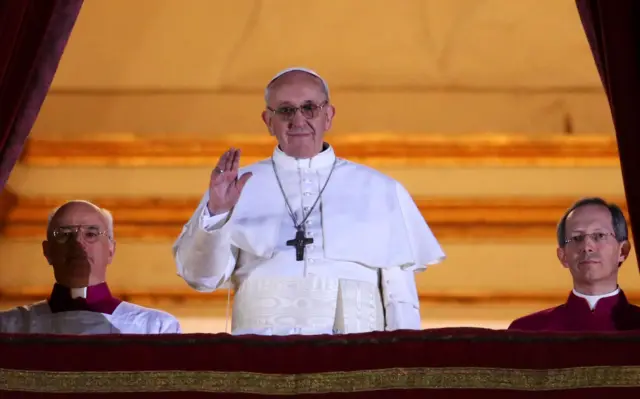 Papa Francisco acenando
