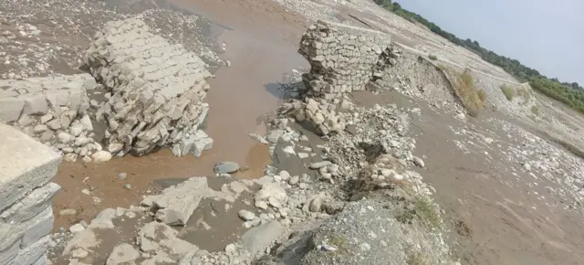 مسوولین وايي، د باران او سېلاب له کبله پراخې کرنیزې ځمکې او سربندونه ویجاړ شوي دي.