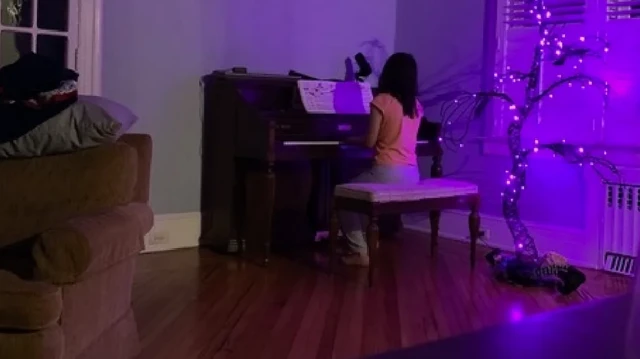 Devojka svira klavir