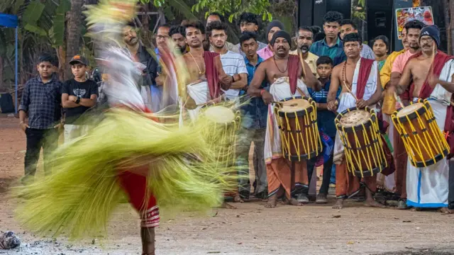 ඉන්දියාවේ පහත් කුලයක් ලෙස සැලකෙන ඩාලිට් කුලයට අයත් පුද්ගලයින් පමණක් තෙයියම් සඳහා සහභාගි වෙති
