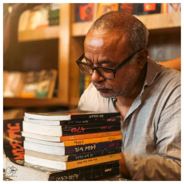 አዳም ረታ መጽሐፎቹን ለአንባቢዎቹ እየፈረመ