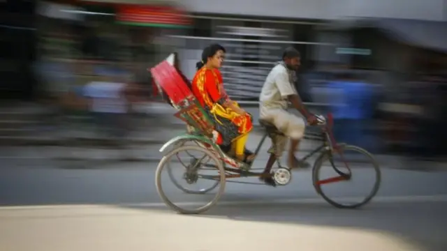 ঢাকাকে অনেকে বলেন রিকশার নগরী।