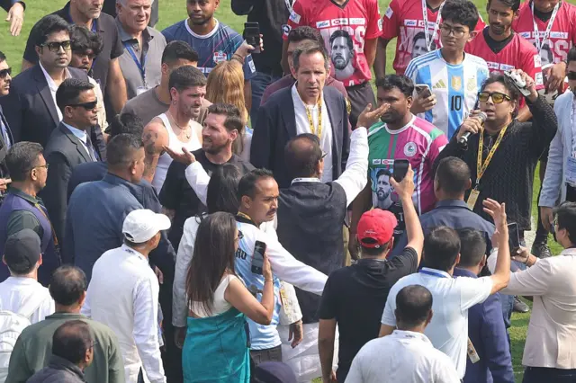 দর্শকদের অভিযোগ এই অনাকাঙ্খিত ভিড়টাই ঘিরে রেখেছিল মেসিকে। ছবির ডানদিকে মাইক হাতে দেখা যাচ্ছে মূল উদ্যোক্তা শতদ্রু ঘোষকে