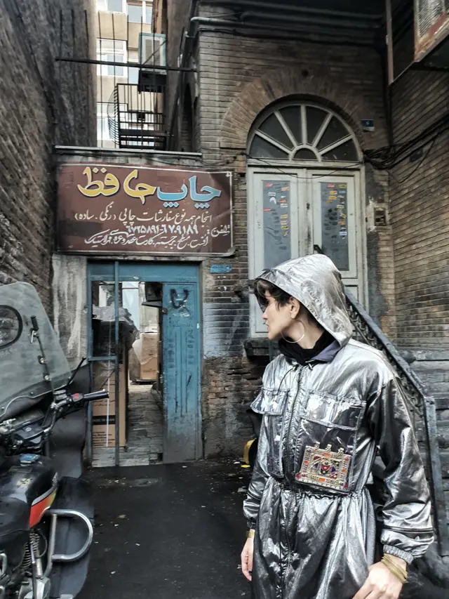 هانیه خالقیان در یکی از کوچه‌های مرکز شهر تهران