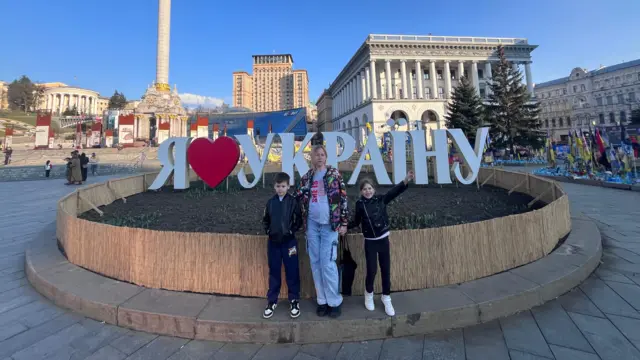 Анастасія з дітьми на Майдані в Києві