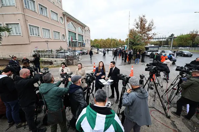Ankara Adalet Sarayı önünde bekleyen gazeteciler