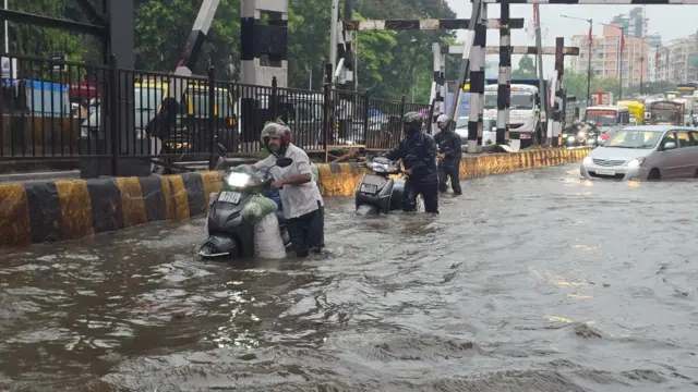 मुंबईत पावसानंतरची परिस्थिती