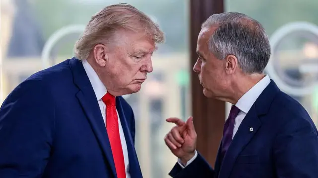 Trump escucha al primer ministro de Canadá, Mark Carney, en la cumbre del G7 de Francia de 2026.