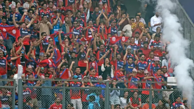 मुम्बई रङ्गशालामा नेपाली समर्थकहरू