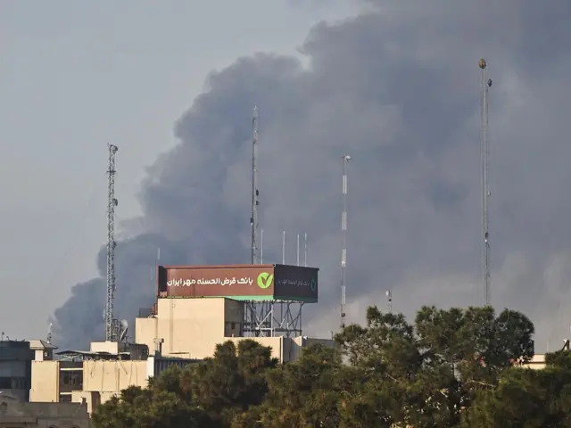 6 मार्च, 2026 को ईरान के तेहरान में हुए विस्फोटों के बाद इमारतों के ऊपर से धुआं उठता हुआ दिखाई दे रहा है.