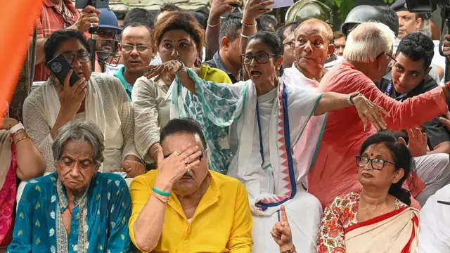 দোসরা জুন কলকাতার এসপ্ল্যানেডে ধর্নামঞ্চে মমতা ব্যানার্জী। সঙ্গে তখনো তার সঙ্গে থাকা জনা কয়েক নেতানেত্রী