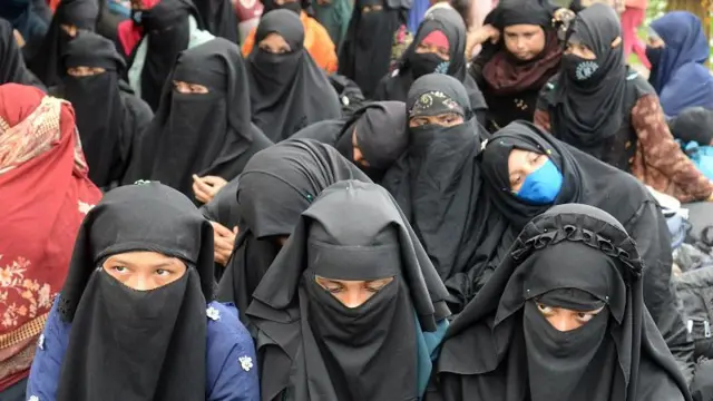 Sejumlah imigran etnis Rohingya terdampar di pantai desa Kampung Baru, Kecamatan Masjid Raya, Kabupaten Aceh, Besar, Aceh, Minggu (8/1/2023).