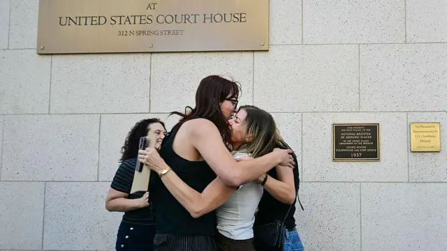 Батьки та родичі жертв обіймаються після того, як присяжні визнали Meta та YouTube винними у справі про залежність від соціальних мереж біля будівлі Верховного суду Лос-Анджелеса в Лос-Анджелесі, 25 березня 2026 року.