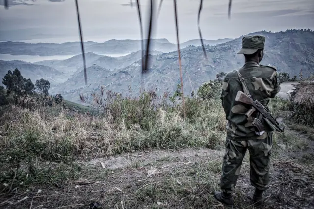 Un soldat monte la garde autour de la mine de Mudere, où les mineurs creusent à 20 mètres sous terre.
