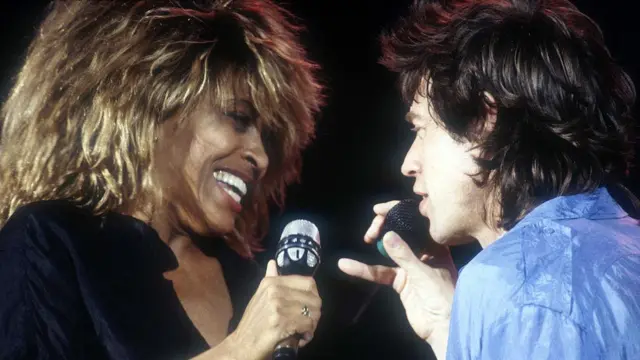 Tina Turner tampil bersama temannya, Mick Jagger