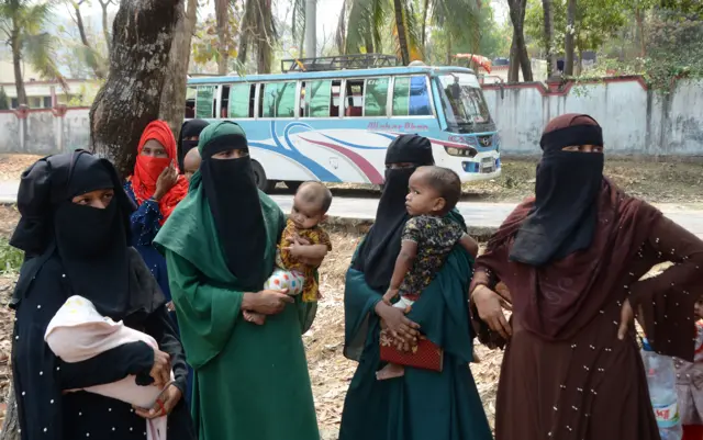 မြန်မာကိုယ်စားလှယ်အဖွဲ့နဲ့ တွေ့ဖို့ စောင့်နေကြသူများ