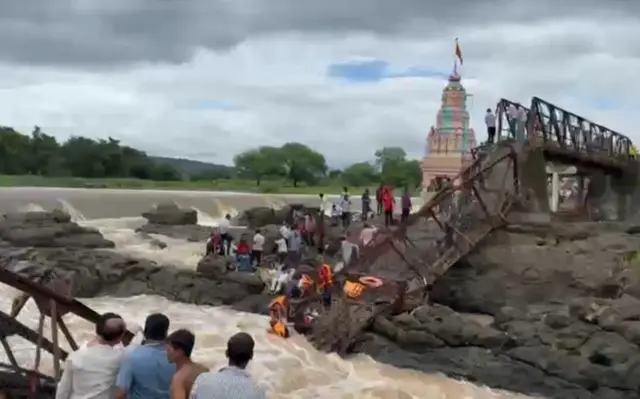 புனே, மகாராஷ்டிரா, பருவமழை, பாலம் விபத்து, வெள்ளம் மழையில் சிக்கித் தவிக்கும்