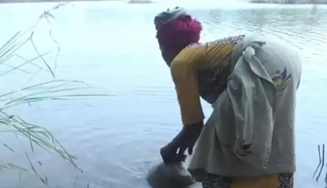 Nwaanyị na-ekute mmiri n'iyi