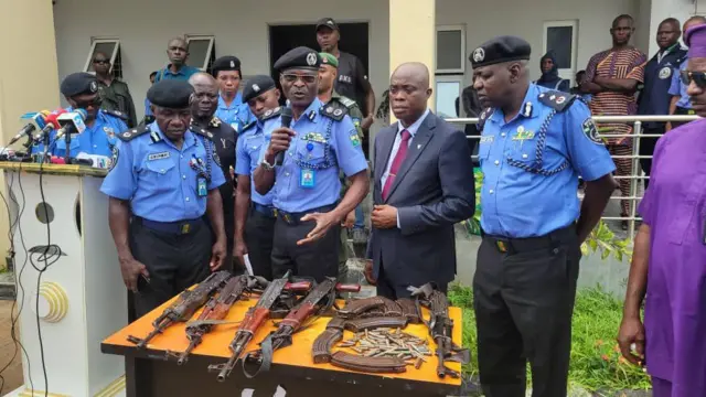 Oga olopaa lasiko to n fi awon ohun ija oloro ti won ri gba han awon akoroyin