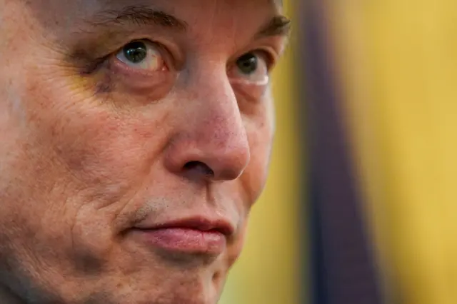 Musk olha para cima