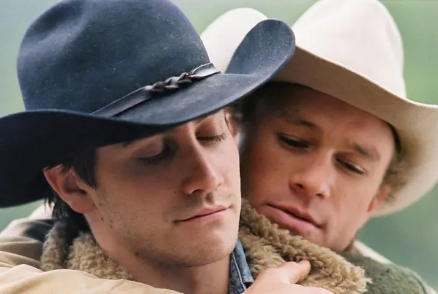 Cena com os personagens principais de 'O Segredo de Brokeback Mountain', interpretados por Jake Gyllenhaal e Heath Ledger