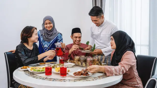 Ilustrasi kumpul keluarga saat Lebaran.