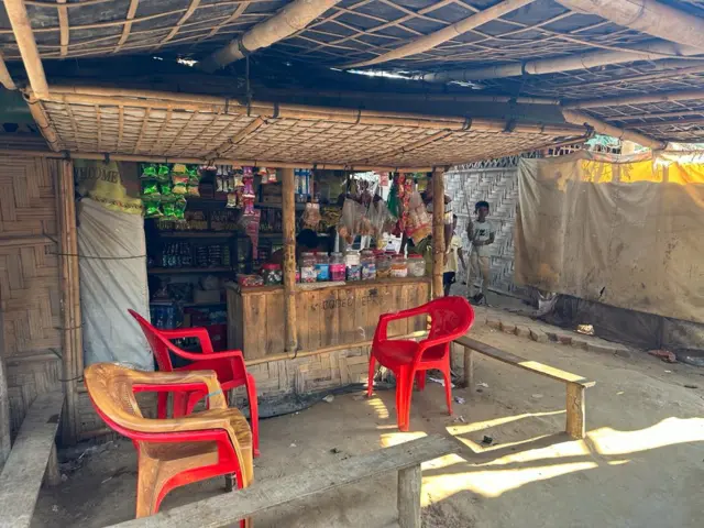 সশস্ত্র গোষ্ঠীগুলোকে চাঁদা দিতে হয় ক্যাম্পের ভেতরের এরকম ছোট ছোট ব্যবসা প্রতিষ্ঠানকে