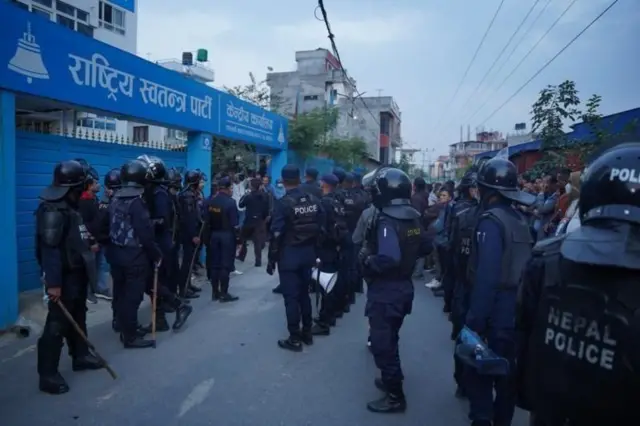 रास्वपा केन्द्रीय कार्यालयमा प्रहरीहरू