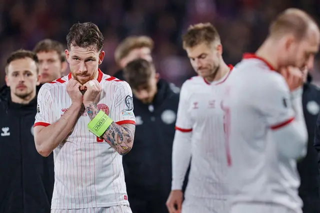 Dan wasan Denmark  Pierre Emile-Hoejbjerg lokacin da ƙasarsa ta gaza samun tikitin zuwa gasar cin kofin duniya bayan wasansu da Czech  a ranar Talata