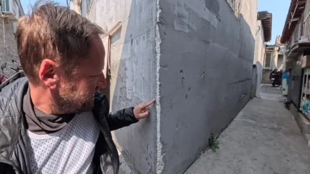 Por fora, casa onde Maurício mora é revestida por isopor