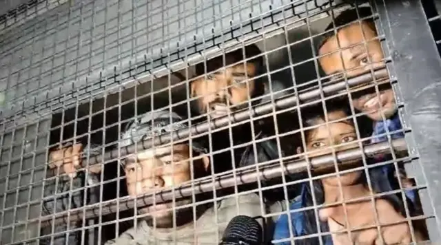 पुलिस ने कई छात्रों को हिरासत में भी लिया है