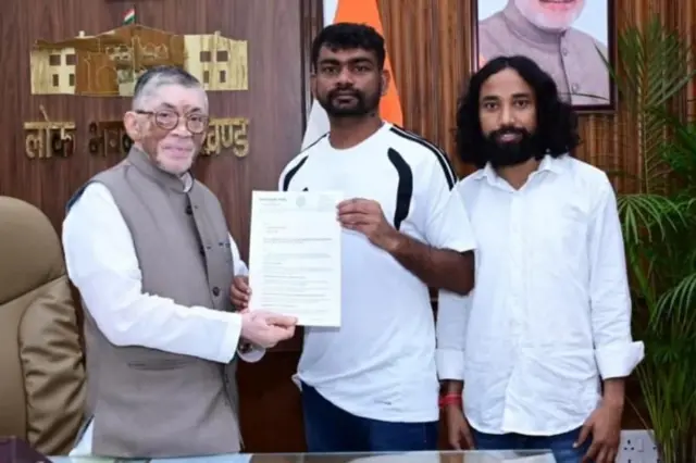 દેવેન્દ્રનાથ મહતોએ (જમણે) તેમના પક્ષ જેએલકેએમના વડા અને ધારાસભ્ય જયરામ મહતો સાથે મળીને રાજ્યપાલ સંતોષ ગંગવારને આવેદન આપ્યું હતું અને જેપીએસસીમાં કથિત ગોટાળાની તપાસની માગ કરવામાં આવી હતી દેવેન્દ્રનાથ મહતોએ ગત 2 ઑગસ્ટથી આમરણ ઉપવાસ શરૂ કરવાની જાહેરાત કરી હતી બીબીસી ગુજરાતી ગુજરાત ન્યૂઝ સમાચાર પેપર લીક જંતર મંતર જીપીએસસી