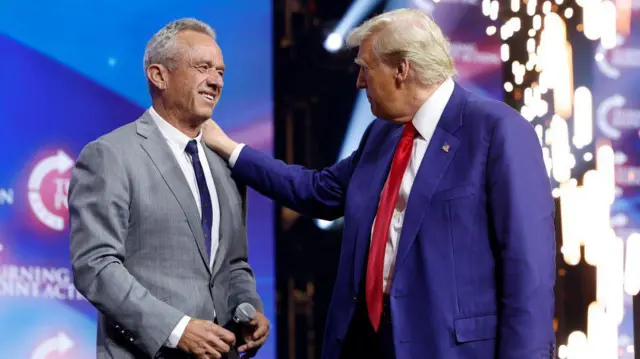 ሮበርት ኤፍ ኬኔዲ እና ዶናልድ ትራምፕ በምርጫ ቅስቀሳ ወቅት 