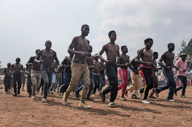 Des volontaires effectuent des exercices physiques après s'être inscrits comme membres du groupe Wazalendo pour combattre aux côtés des Forces armées de la République démocratique du Congo (FARDC) contre le groupe armé M23 au stade Funu à Bukavu, le 1er février 2025.