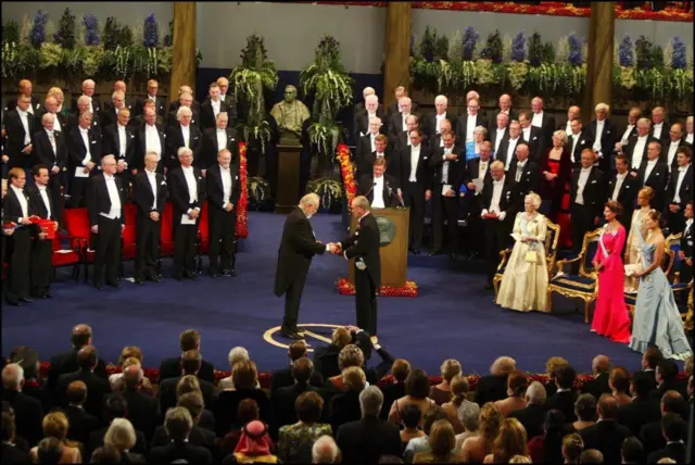 El rey Carlos Gustavo y el Premio de Medicina de 2003, Paul C. Lauterbur, la princesa Lilian, la princesa Magdalena, la reina Silvia, Carlos Felipe y la princesa heredera Victoria. En Estocolmo, Suecia, el 10 de diciembre de 2003.