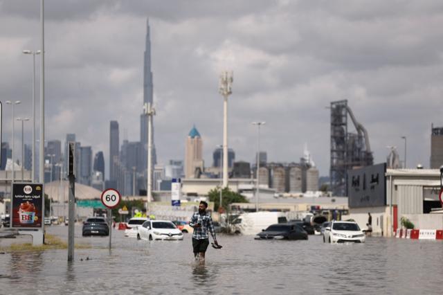 Un hombre en una calle inundada de Dubái