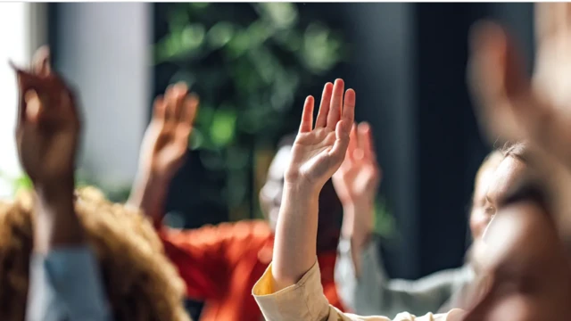 Hirmaattota waltajjii harka baasaa jiran