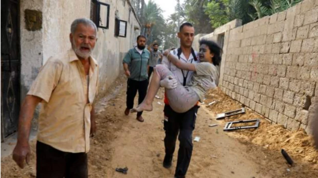 ዝተሃርመት ቈልዓ ሒዙ ናብ ሕክምና ዝጐዪ