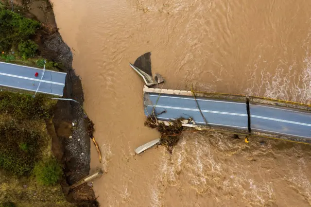Река, разрушившая мост