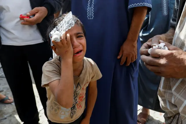 Criança palestina ferida chorando após ataque aéreo israelense