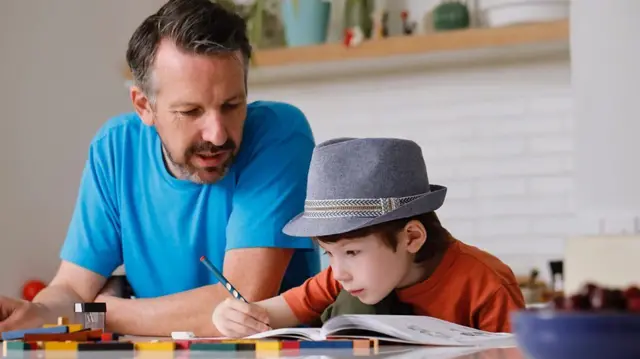 ምስ ኦቲዝም ዝነብሩ ህጻናትን ዓበይትን ሰባት፡ ካብ ካልኦት ሰባት ቁሩብ ዝተፈላለየ ባህሪ ክህልዎም ከምዝኽእል ኣይንረስዕ