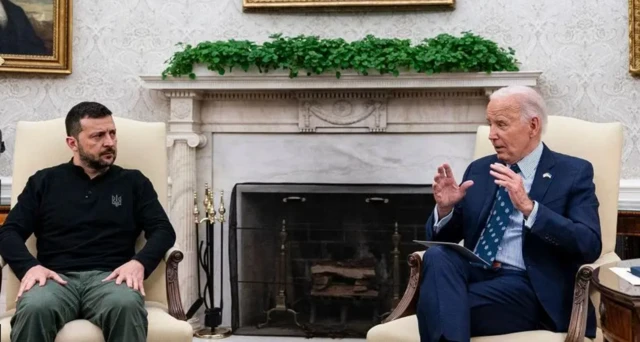 Zelenskiy ve Joe Biden karşılıklı oturuyor
