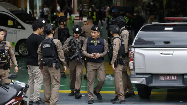 警員在泰國暖武里府挽粿縣（Bang Kruai）的帖詩琳暖武里學校應對校園槍擊事件（7/8/2026）